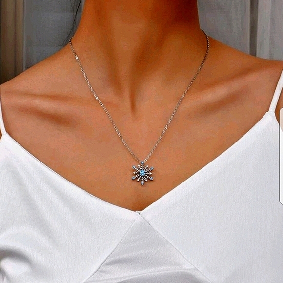 Unbranded Jewelry - CLEARANCE 💖Snowflake Charm Necklace